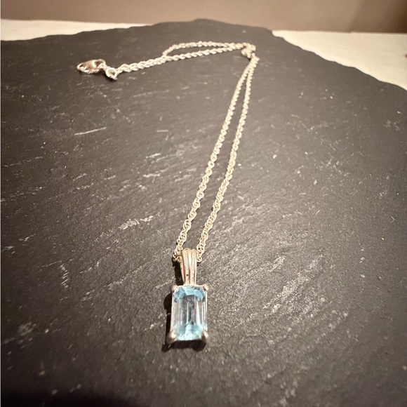 Unbranded Jewelry - Silver Necklace with Aquamarine Gemstone